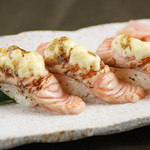 極光三文魚炙烤蛋黃醬壽司飯團
