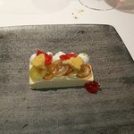 ジョンティ アッシュ - LE MUSCAT シャルトリューズベールのサバイヨングラッセ 　シャインマスカットと巨峰のデュオ 赤すぐりのジュレをアクセントに