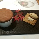 ジョンティ アッシュ - LE CHOCOLAT ET POIRE　熱々のチョコレートスフレに洋梨と生姜のコンフィを忍ばせて 　メープルシロップのグラスを添えて