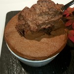ジョンティ アッシュ - LE CHOCOLAT ET POIRE　熱々のチョコレートスフレに洋梨と生姜のコンフィを忍ばせて 　メープルシロップのグラスを添えて