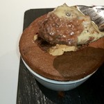 ジョンティ アッシュ - LE CHOCOLAT ET POIRE　熱々のチョコレートスフレに洋梨と生姜のコンフィを忍ばせて 　メープルシロップのグラスを添えて