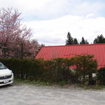 山里乃蕎麦 丸富 - 駐車場からでも屋根が半分程度しか見えません