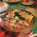 ぱぱみらの - 名物サラダ。席に最初から置いてある金属製の輪っかの上に置いてくれる