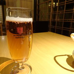 洋食 つばき - 瓶ビール(700円)(店員さんについでもらいました)