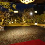 洋食 つばき - 席から窓ごしに見たお庭