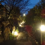 洋食 つばき - 駐車場から小路を通り