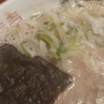 麺家ぶらっくぴっぐ - ネギ海苔アップ