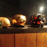 麺家 ぶらっくぴっぐ - カウンター上に豚さまのマスコット