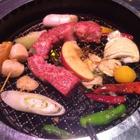 游玄亭 銀座 - 壺漬けカルビ、長〜いカルビをハサミで切りながらいただきます♪一緒に入ったお野菜もしっかり味付けされてます。