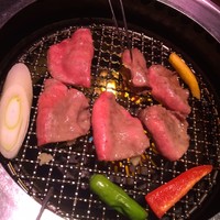 游玄亭 銀座 - 上ネギタン塩、みじん切りネギを挟んで焼きます。