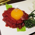 東海苑 - 特選桜ユッケ1050円。