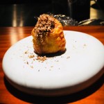 TACUBO - ポロネギのベニエと黒トリュフのアミューズ