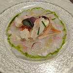 俺のフレンチ - 鮮魚のカルパッチョ　ガラスのお皿がテーブルに落とす光がキレイ