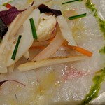 俺のフレンチ - バジルソースの効かせかたが絶妙！　イロイロ根菜が楽しい