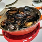 俺のフレンチ - ムール貝白ワイン蒸し　鍋ごと山盛りだ〜！