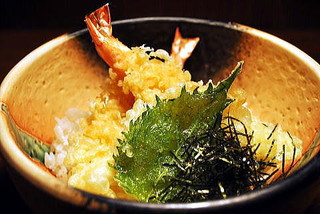h Udommeshibunsuke - 天丼￥9００　ご注文を受けてから揚げる天ぷらはサクサクです。