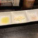 とんかつ小ばやし - 左 オリーブオイル 中 タルタルソース
      右 塩