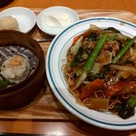 青菜 - 私は選べるあんかけ麺セットから五目あんかけかた焼そば（1,180円）をチョイス♪蒸し点心２種・デザート2種付。麺はパリパリ、餡は豚肉、海老、イカ、白菜など具だくさん。結構甘めの味付けでした。