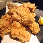 鶏バル＆個室 アルビータ - この鶏の唐揚げ、衣がサクサクしててなかなかおいしかった！