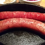 ラ・ボンヌ・パレット - 鹿肉のソーセージと猪肉のソーセージ食べ比べ