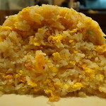 盛り本気度が良く分かる炒飯山断面