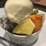 キャトルラパン - キャラメルムースとフルーツ、そしてバニラアイス
