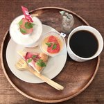 アンズトモモ - クリスマスプレート 1600円(税込)
      ・ショートケーキ
      ・ブランマンジェ
      ・いちごとホワイトチョコのチーズケーキ
      ・クリスマスブレンド