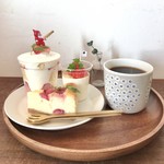 アンズトモモ - クリスマスプレート 1600円(税込)
      ・ショートケーキ
      ・ブランマンジェ
      ・いちごとホワイトチョコのチーズケーキ
      ・クリスマスブレンド