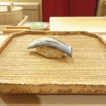 鮨 鈴木 - 皮目の柔らかい東京湾の小鰭