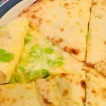 スンニマ - 枝豆チーズナンの中身。枝豆こりこり。