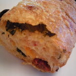 アテスウェイ - 切ってみると…バジルとトマトがたっぷり