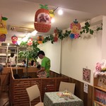 うさぎcafe もふれる - 部屋の手前の荷物置き場に荷物を置いて靴を履き替え手を消毒。そしてビニールエプロンもかけていざうさスペースへ。荷物や服はオシッコかけられたり、齧られたりする可能性があるのでね。部屋の奥にはうさちゃんが♪