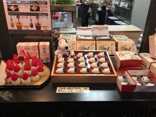 Sunupi Cha Ya - 店頭　スヌーピーのお饅頭がいっぱい