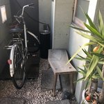 あん彦 - 店外入口脇、喫煙スペース？