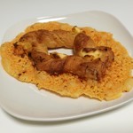 レ・グーテ - 大きいけど軽く繊細な食感のデニッシュにチーズが2種、わらじ270円