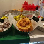 レ・グーテ - ショーケースの上には、魅惑的なベーカリーも数種類