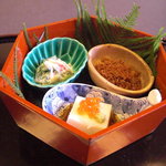 京料理 入舟 - 慈姑豆腐のいくらのせ、蟹と芹の白和え、ちりめんじゃこ。