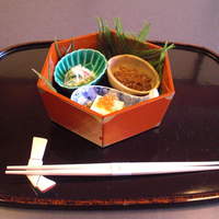 京料理 入舟 - 先付は亀甲型の漆器に豆皿三点盛。