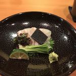 日本料理 たかむら - 噴火湾松川鰈（醤油、竹炭の塩、煎り酒）