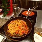 オールデイダイニング カメリア - 本日のパスタ。後ろのソースの香りがいい