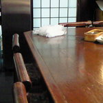Sumiyakiakasakakaminariya - 店内のカウンター席の風景です