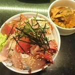 魚と酒 はなたれ 新橋店 - 日替わり丼セット(まぐろ入り海鮮丼とあら煮)