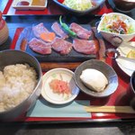 Oboroya - 牛タン溶岩焼きと麦とろ御膳  1580円