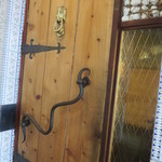 アカ - 大きな木の扉が目印です