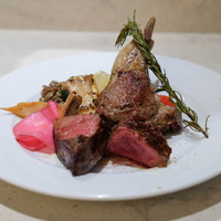 ダルマット 六本木ヒルズ店 - 選べる肉の盛り合わせで、「A５ランク山形牛のビステッカ　100g」と、「仔羊のグリル1本」と、「野菜」