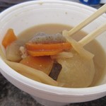 Musubi Cafe Iyasume - 豚汁は具沢山の豚汁、唐辛子も付いて来たんでピリ辛にしていただきました。