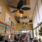 Musubi Cafe Iyasume - お店には客席もあり店内での食事も勿論出来るんですが生憎ランチ時とあって満席。
      
      ホテルに持って帰って頂く事にしました。