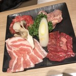 焼肉本舗 ぴゅあ - やきにくランチ220g  1,800円 (税抜)   のお肉盛り
            鶏肉、さがり、豚カルビ、国産牛カルビ