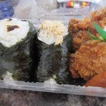 Musubi Cafe Iyasume - セットには唐揚げ、ウインナー、玉子焼きがおかずとして付いて来ました。

選べるおにぎりはシーチキンと昆布の鉄板２種類を選んでみました。