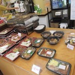 Musubi Cafe Iyasume - 急ぐ方は店内にお弁当もかなりの数並んでるんでこちらから選んでもいいかもですね。
      